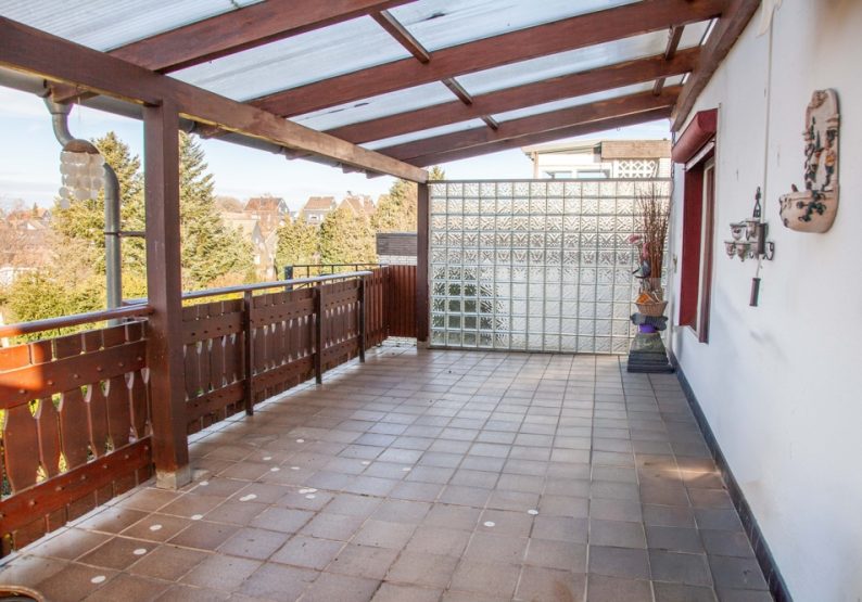 Überdachter Balkon