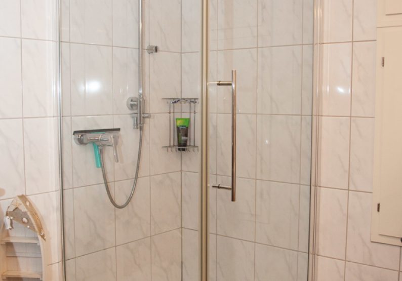 Badezimmer mit Badewanne und Dusche