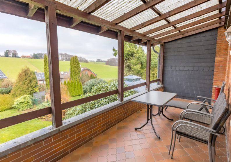Überdachter Balkon