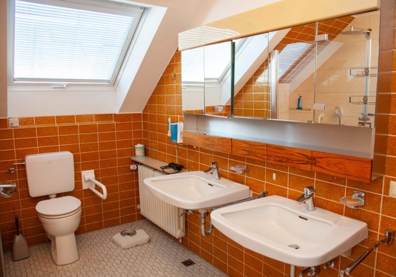 und Doppelwaschtisch