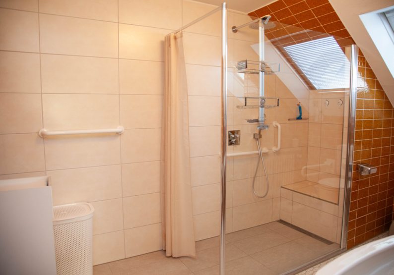 ...mit bodengleicher Dusche