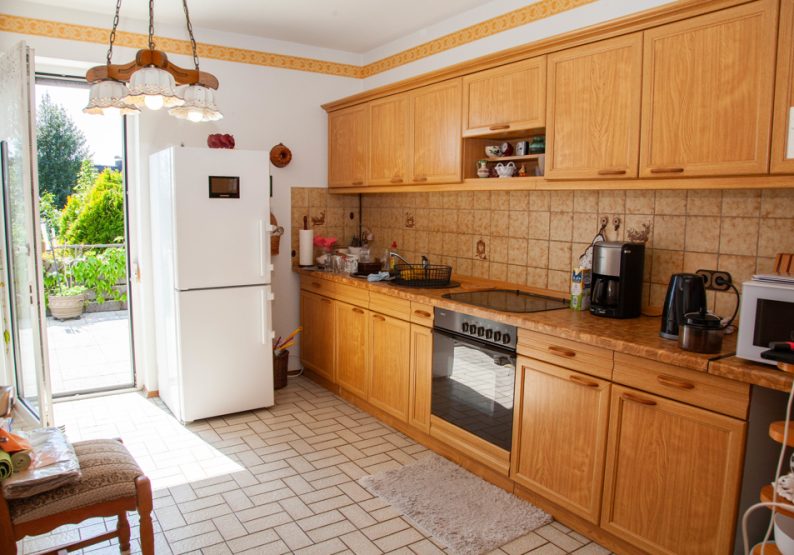 Küche mit Zugang zur Dachterrasse