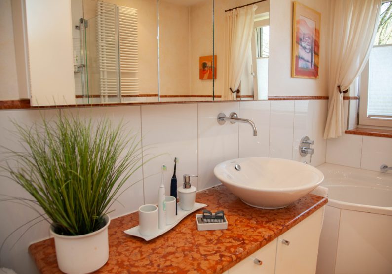 Tageslichtbad mit Badewanne