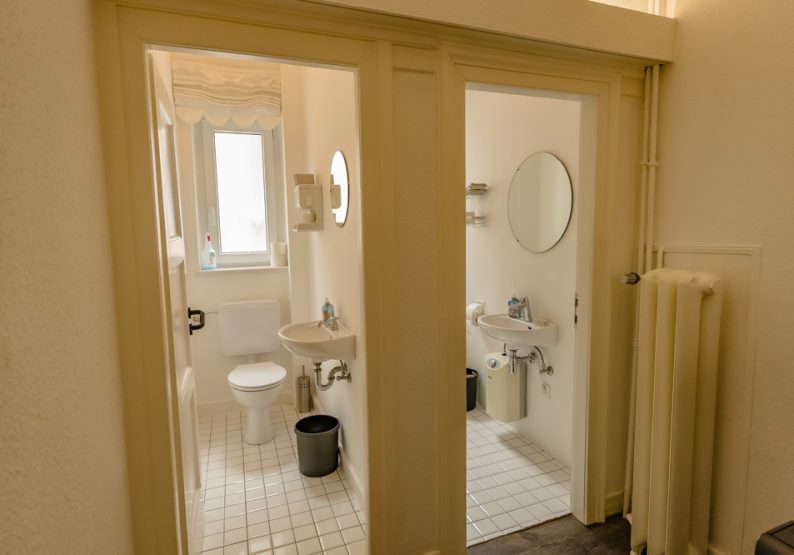 Getrennte Toilette im EG Hauptgebäude